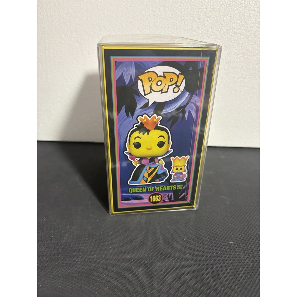 Funko Pop QUEEN OF HEARTS with KING #1063 Black Light - Includes Protector - NEW - Picture 4 of 6